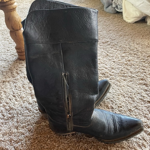 Ariat black cowboy boots. Rarely worn. Good condition. Size 6 - Picture 4 of 7